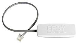 Biely EFOY bluetooth adaptér s čiernym pripojovacom káblom, ktorý končí sieťovou zástrčkou.