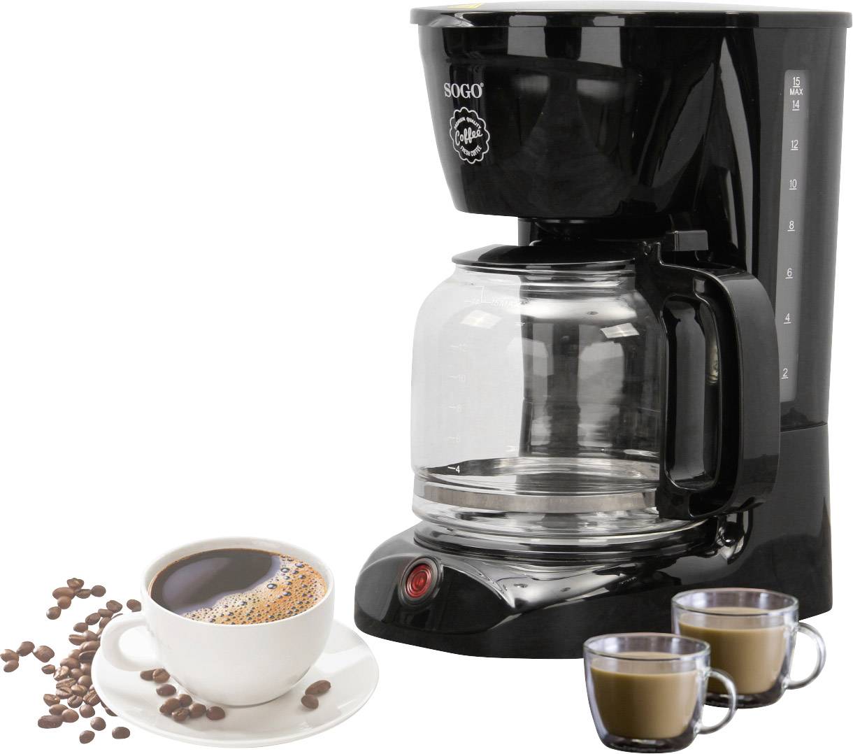 Čierna kávová mašina so sklenou kanvicou, vedľa nej šálka kávy a dve espresso šálky, niekoľko rozsypaných kávových zŕn.