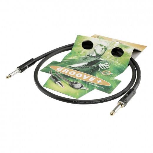 Gitarový kábel 'Groove+' s dvoma 6,3 mm jack konektormi. Obal zobrazuje obrázok hudobníka s elektrickou gitarou na zelenom pozadí.