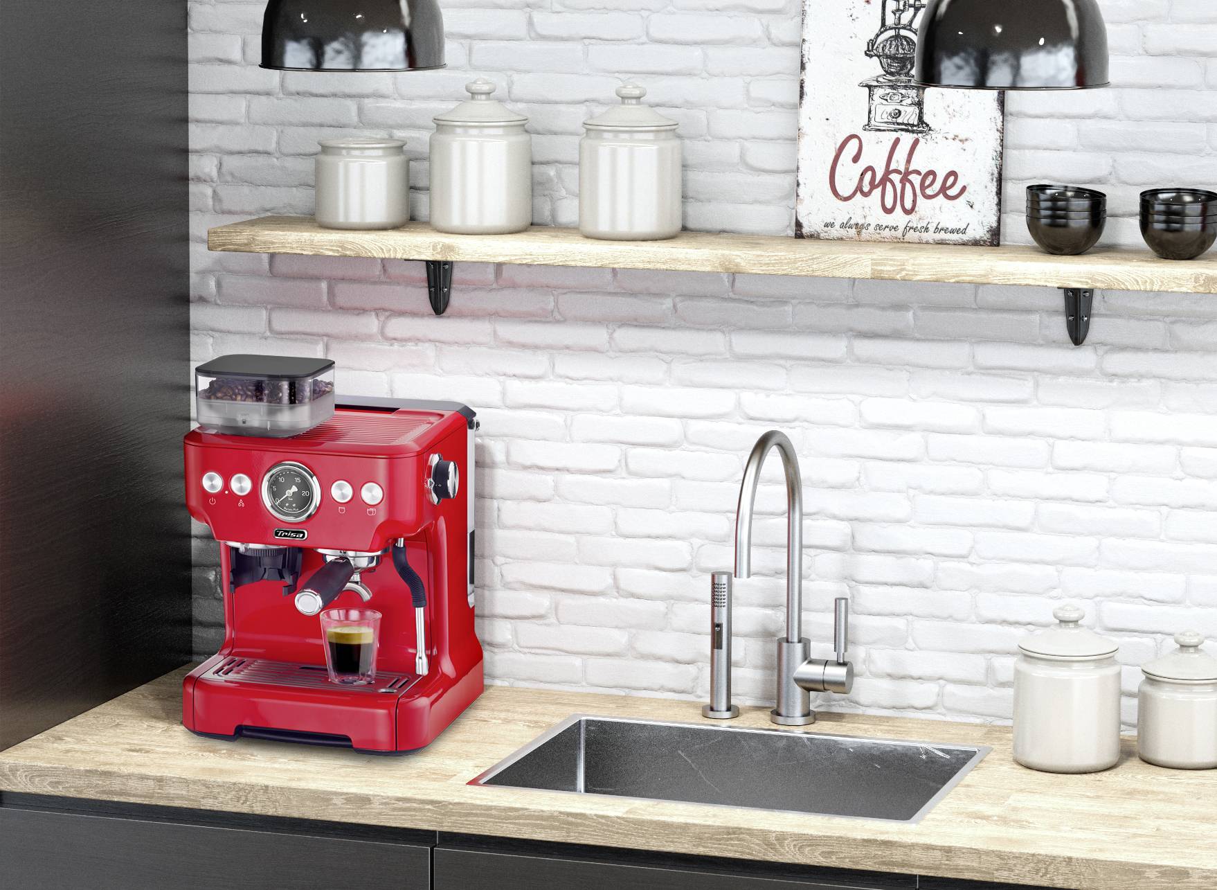 Červený espresso stroj na drevenej pracovnej doske v modernej kuchyni, vedľa drezu a bielych keramických hrncov. Hore drevená polica s dekoráciou.