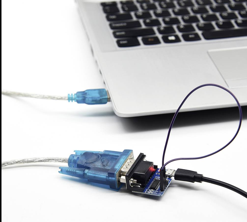 Laptop je pripojený USB káblom k sériovému rozhraniu, ktoré je pripojené k mikroprocesorovej doske.