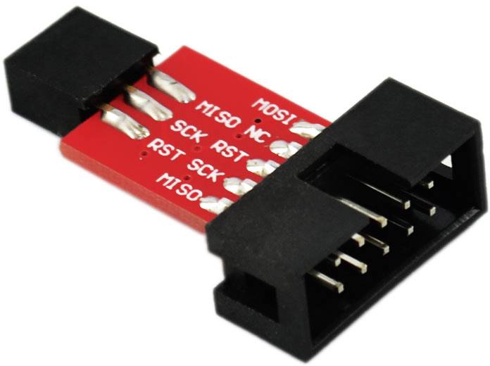 Červený adaptérový konektor s čiernymi konektormi, označený nápismi MOSI, MISO, SCK, RST a HI SO. Spája elektronické komponenty.