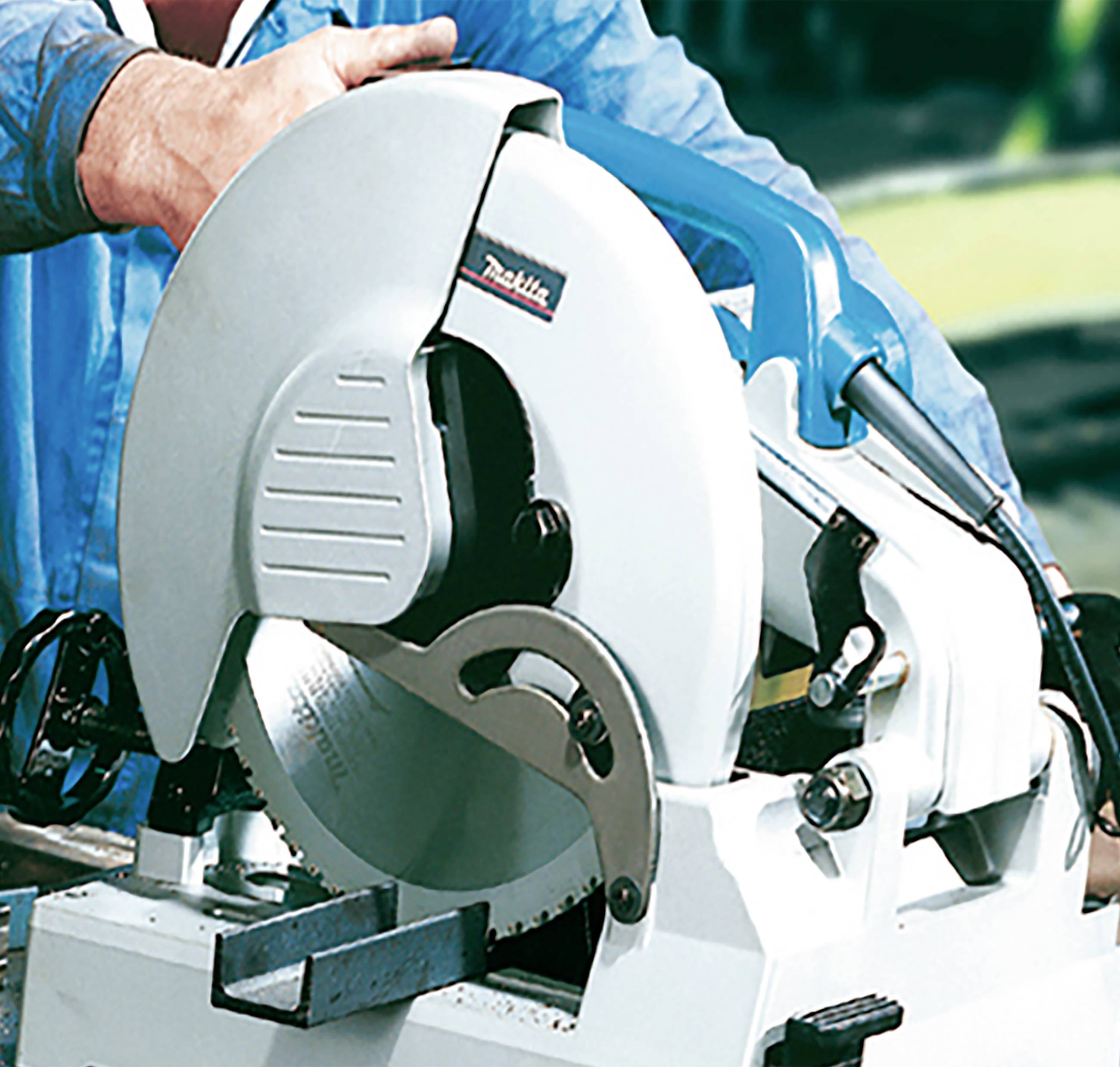 Osoba obsluhuje okružnú pílu so striebornou čepeľou. Píla má modré púzdro a používa sa na prácu s drevom.