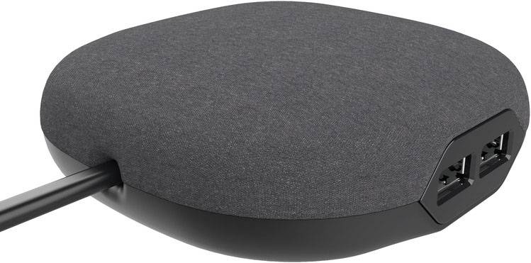 Čierna, štvorcová nabíjačka s textilným poťahom a viacerými USB portami na boku.