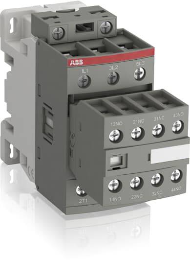 Šedý elektrický stýkač od ABB s viacerými prípojkami. Používa sa na ovládanie elektrických obvodov.