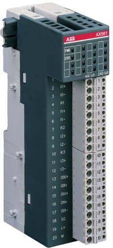 Modul ABB AX561 s viacerými pripojovaciemi svorkami, LED indikátormi stavu a popiskami pre rôzne vstupy a výstupy.