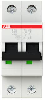 Dvojpólový výkonový istič s červeným logom 'ABB' na hornej strane, čiernymi pákami a zelenými spínačmi uprostred.