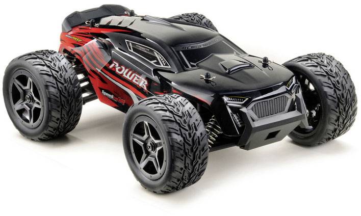 Čierne a červené rádiom ovládané auto na veľkých terénnych pneumatikách, v štýle monster trucku, na bielom pozadí.