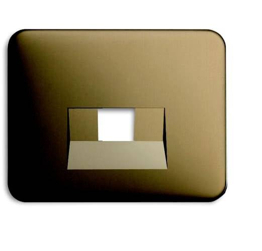 Pozvánka v zlatohnedej farbe s obdĺžnikovým výrezom v strede.