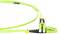 Zelený optický kábel s dvoma konektormi na konci, vhodný pre vysokorýchlostný prenos dát v sieťach.