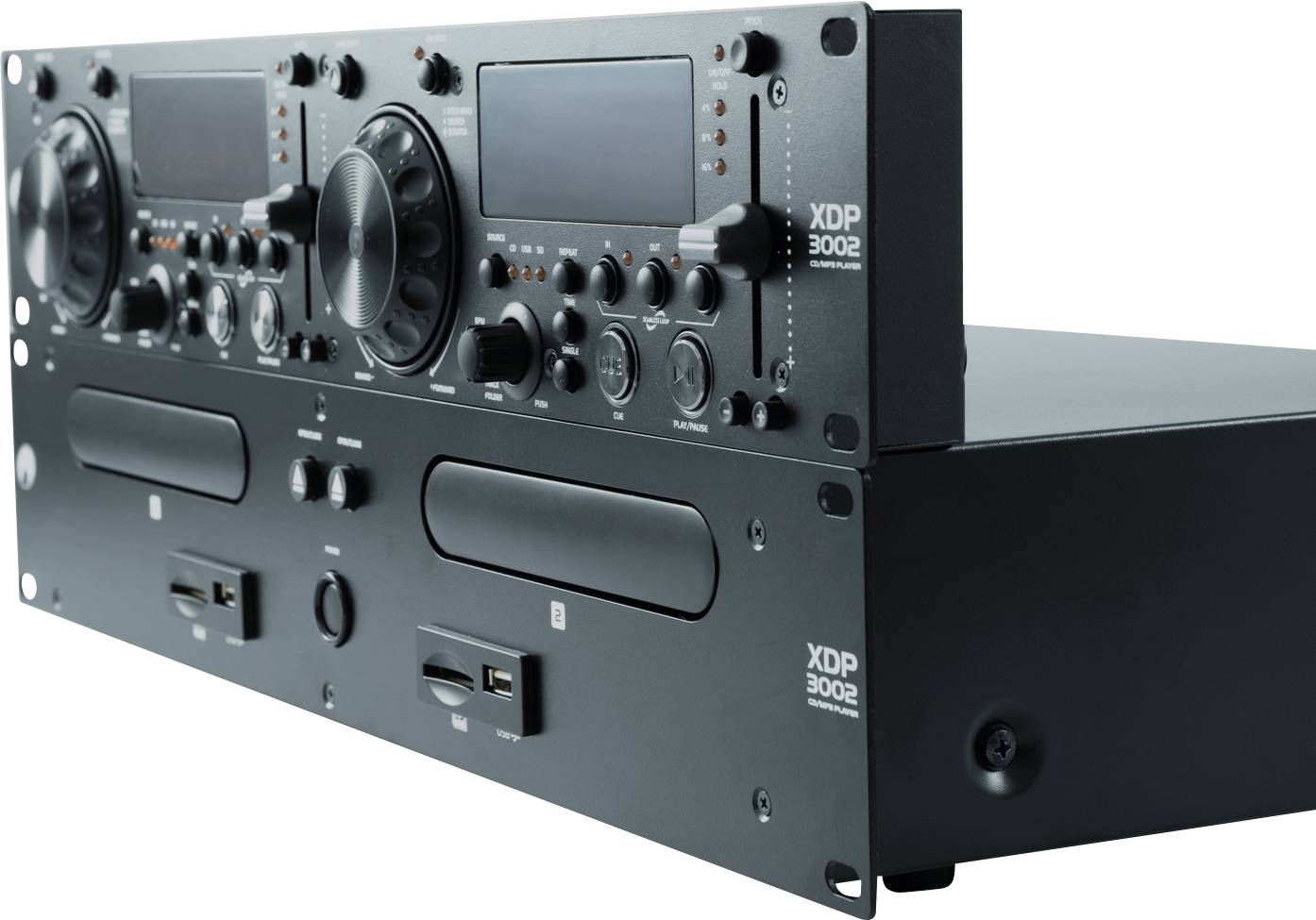 Dva čierne DJ podvojné CD prehrávače s viacerými tlačidlami a displejmi, model 'XDP 3002', namontované v racku.