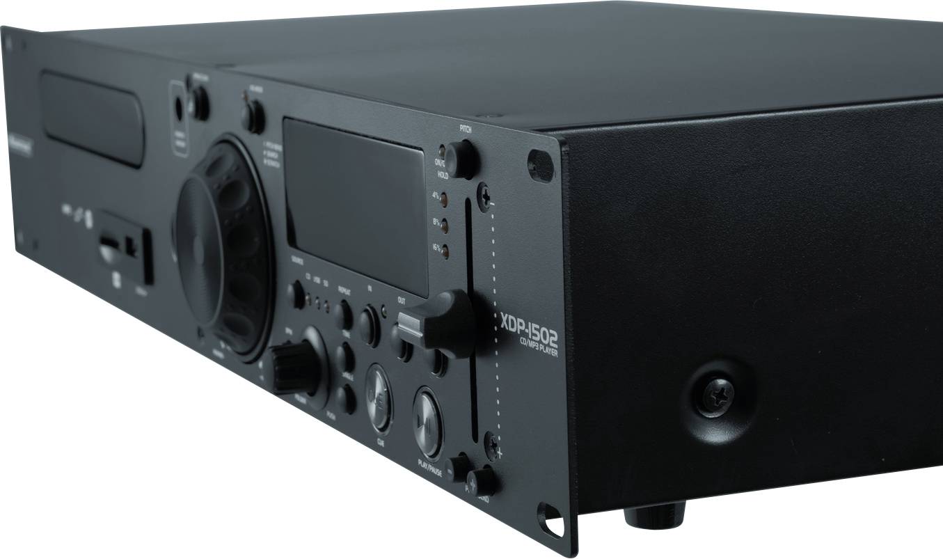 Čierny audio receiver s viacerými otočnými gombíkmi a displejom, určený pre profesionálne nahrávanie zvuku a hudobnú produkciu.