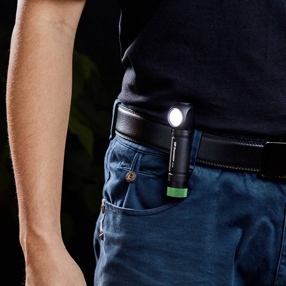 Osoba má na opasku pripevnenú baterku, ktorá svieti. Viditeľný je len pravý arm a baterka.