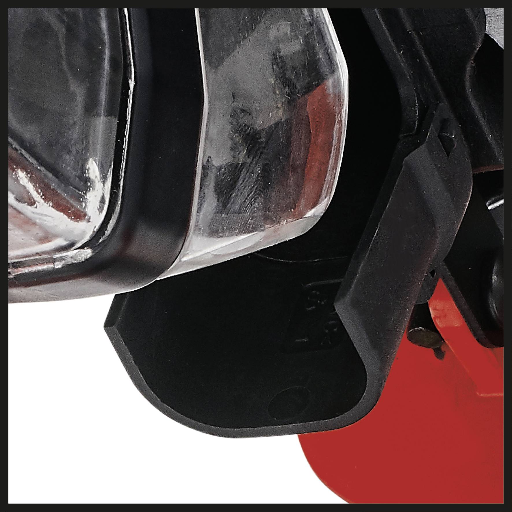 Detailný záber spätného zrkadla motocykla s odrazenými okolitými detailmi.