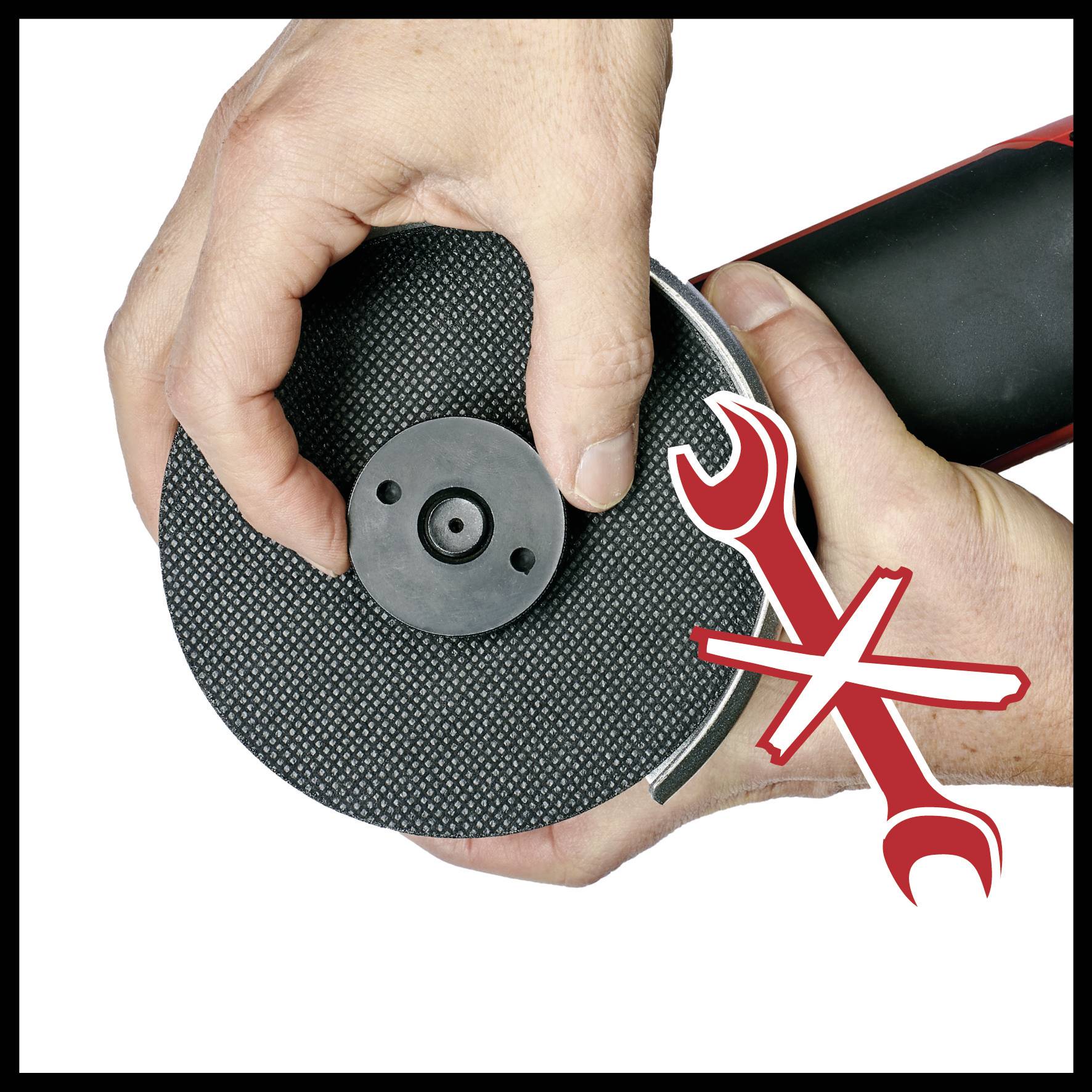 Jedna ruka drží uhlovú brúsku, pričom červený symbol so škrtnutým kľúčom upozorňuje, že kotúč sa nesmie vymieňať ručne.