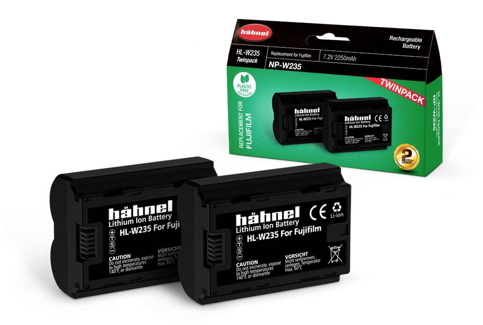 Dva čierne lítiovo-iónové akumulátory Hähnel pre Fujifilm, model HL-W235, s balením v pozadí, ktoré slúži ako náhrada za Fuji NP-W235.