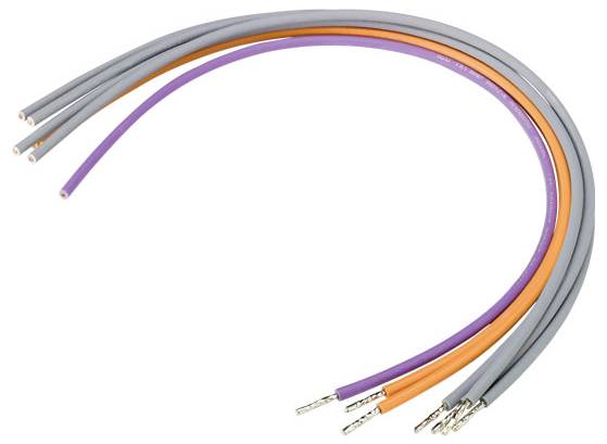 Viacfarebné káble so stiahnutou izoláciou, vhodné na pripojenie alebo zapojenie elektrických komponentov.