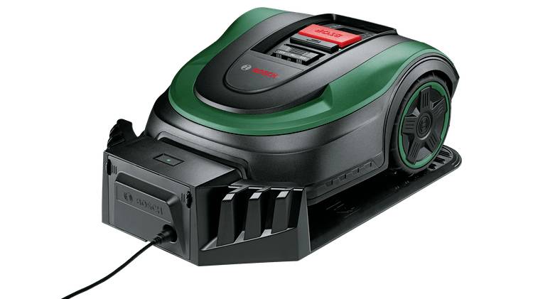 Zelený robotický kosačkový stroj značky Bosch na nabíjacej stanici, s čiernym krytom a červenými akcentmi, nabíjaný pomocou kábla.