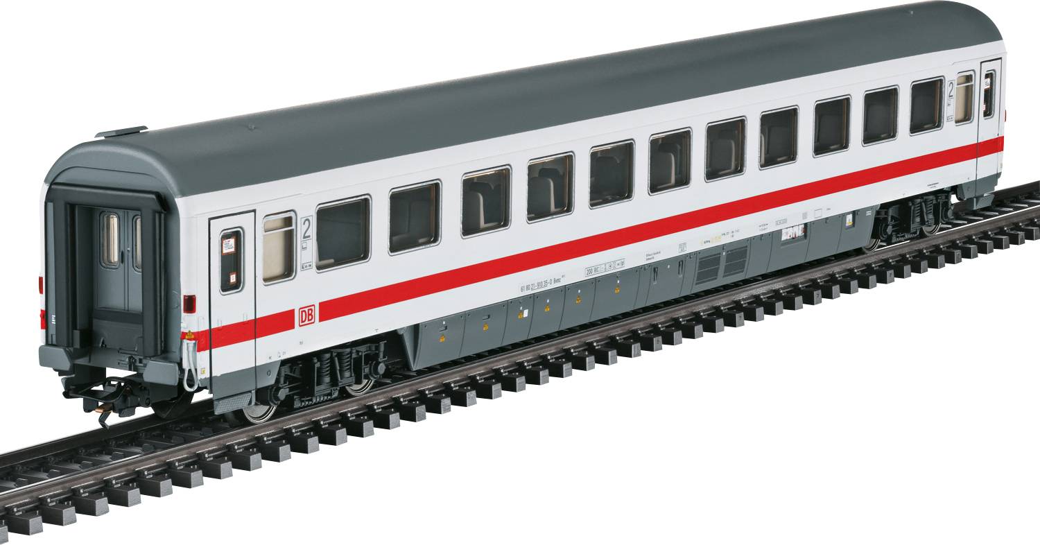 Strieborný osobný vozeň Deutsche Bahn s červeným pruhom jazdí po koľajniciach. Má niekoľko okien a zatvorené dvere.
