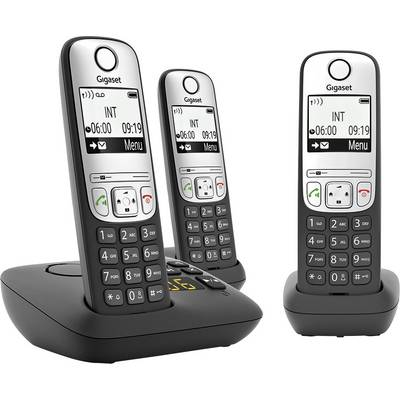 Tri bezdrôtové telefóny Gigaset na nabíjacích staniciach s čiernym dizajnom a displejom. Hlavné zariadenie vľavo na nabíjacej stanici.