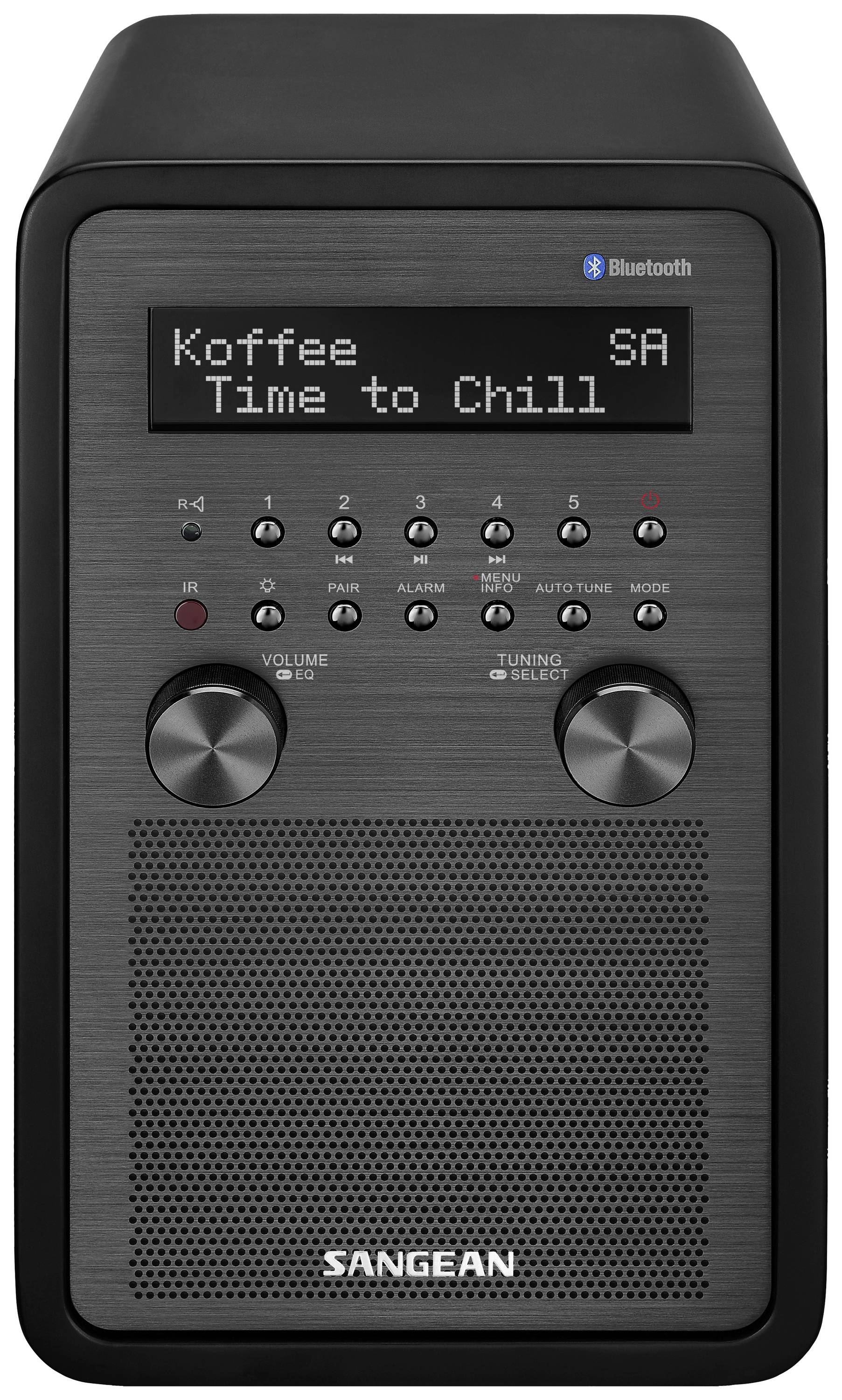 Čierne rádio s displejom zobrazuje nápis 'Koffee Time to Chill'. Má tlačidlá a otočné gombíky na ovládanie a funkciu Bluetooth.