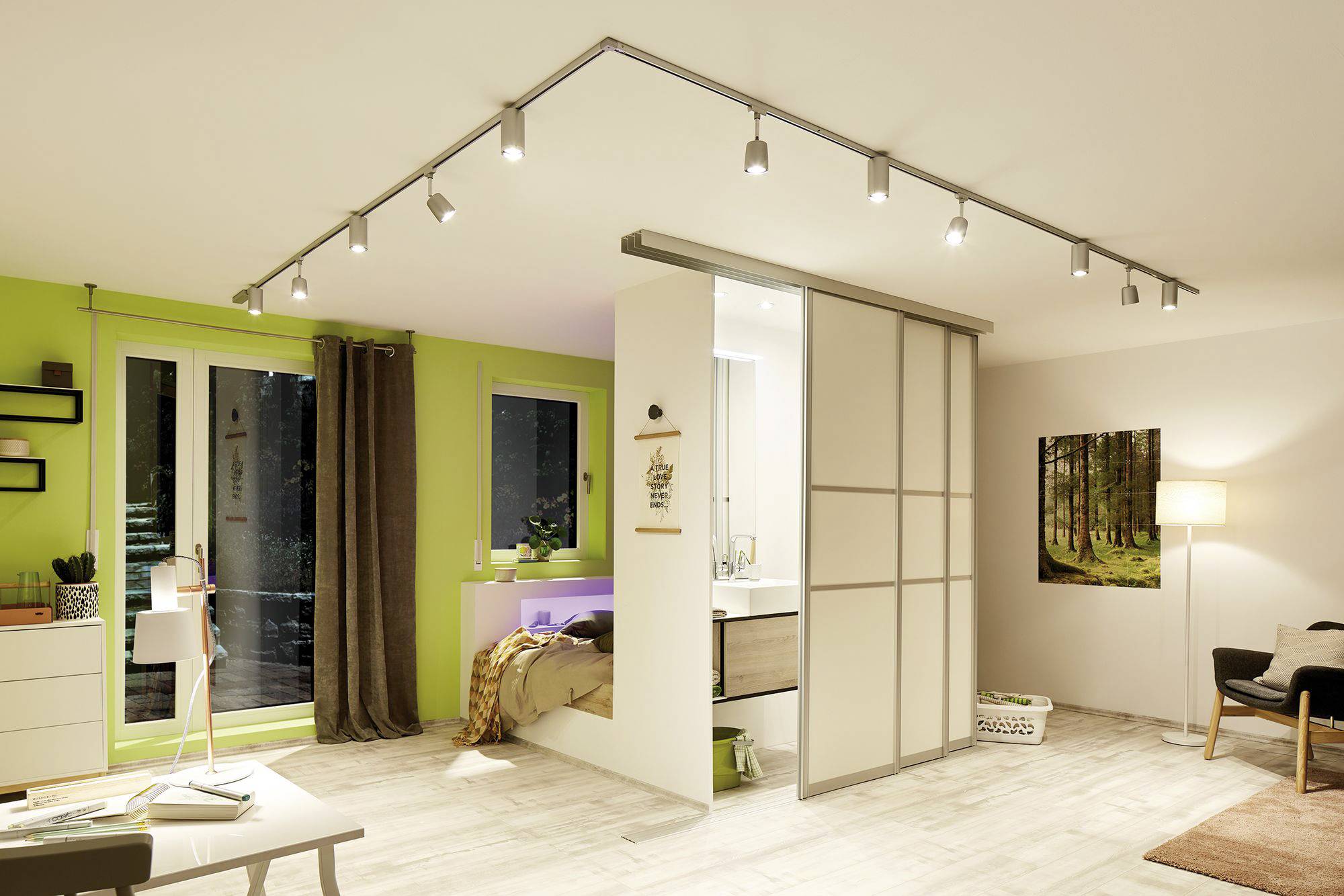 Moderná spálňa so zelenou stenou, posuvné dvere oddeľujú spávaciu časť od obývacej izby. Izbové rastliny a umelecké diela dotvárajú interiér.