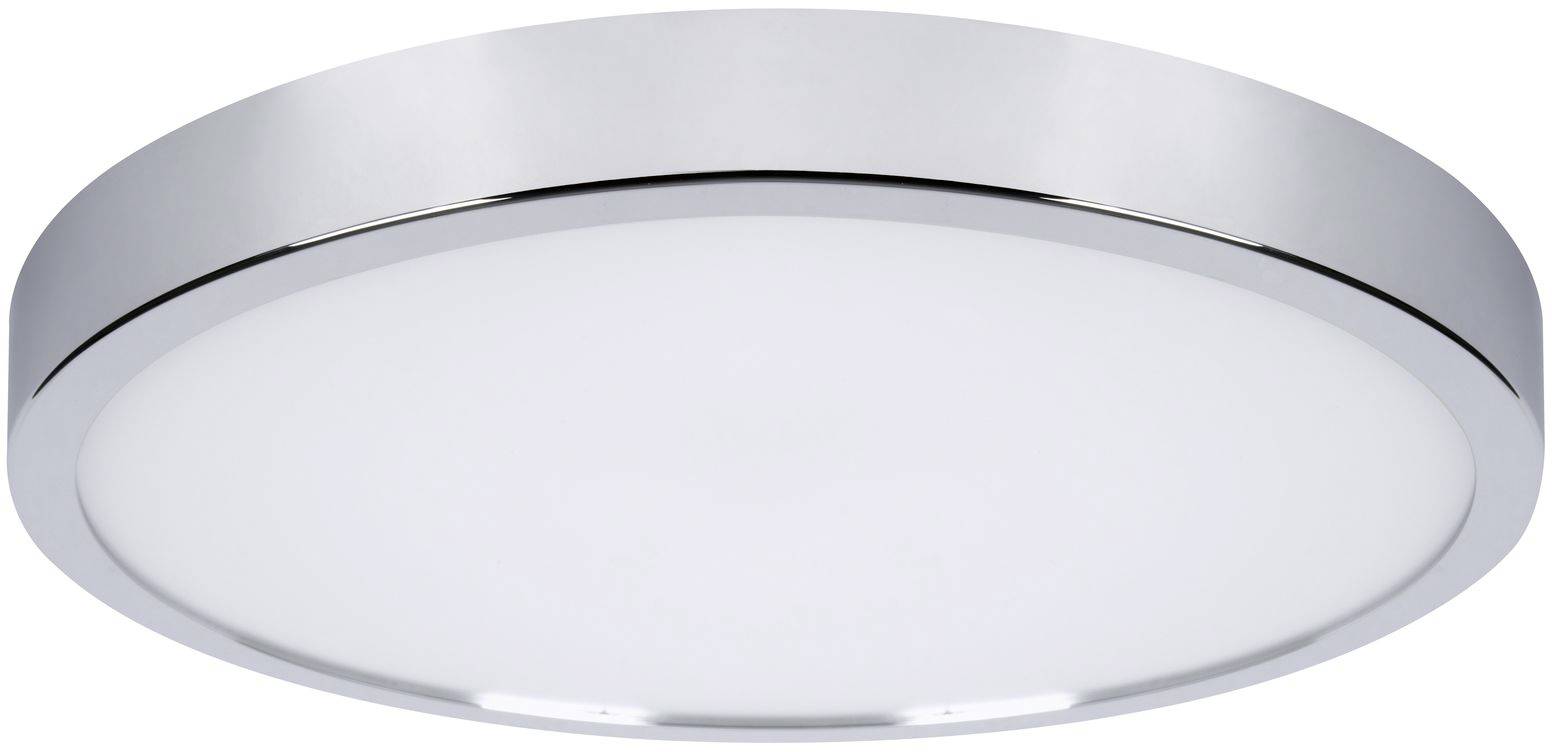 Okrúhle, ploché stropné svietidlo so strieborným lemom a matným bielym krytom, ktoré rovnomerne vyžaruje svetlo.