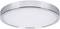 Okrúhle, ploché stropné svietidlo so strieborným lemom a matným bielym krytom, ktoré rovnomerne vyžaruje svetlo.
