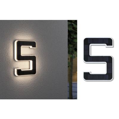 Písmeno "S" z čierneho, LED podsvietného materiálu na sivej stene. Vedľa vpravo vo vypnutom stave.