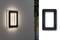Solárna nástenná lampa svieti na vonkajšej stene. Vpravo vedľa lampy je umiestnený solárny panel.