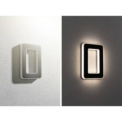 Moderná nástenná lampa, obdĺžnikového tvaru, jemne svieti na sivej stene v tme, kontrastuje so stavom, keď je vypnutá.