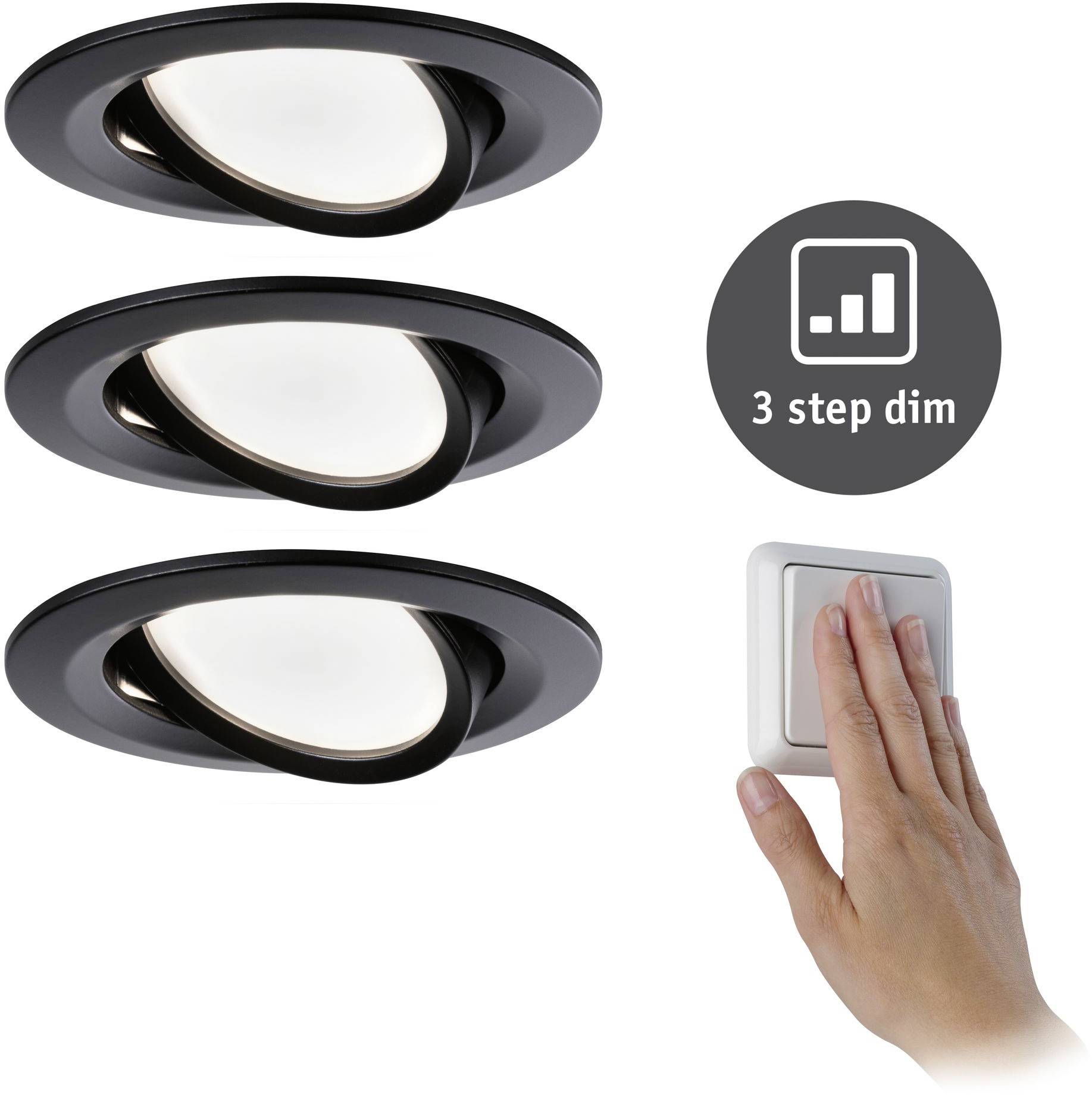 Tri čierne stropné bodové svietidlá vedľa seba. Ruka ovláda vypínač. Symbol '3 step dim' označuje stmievaciu funkciu.