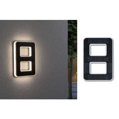 Moderná vonkajšia lampa v tvare štylizovanej číslice '8' svieti na stene. Vpravo je dizajn viditeľný bez osvetlenia.