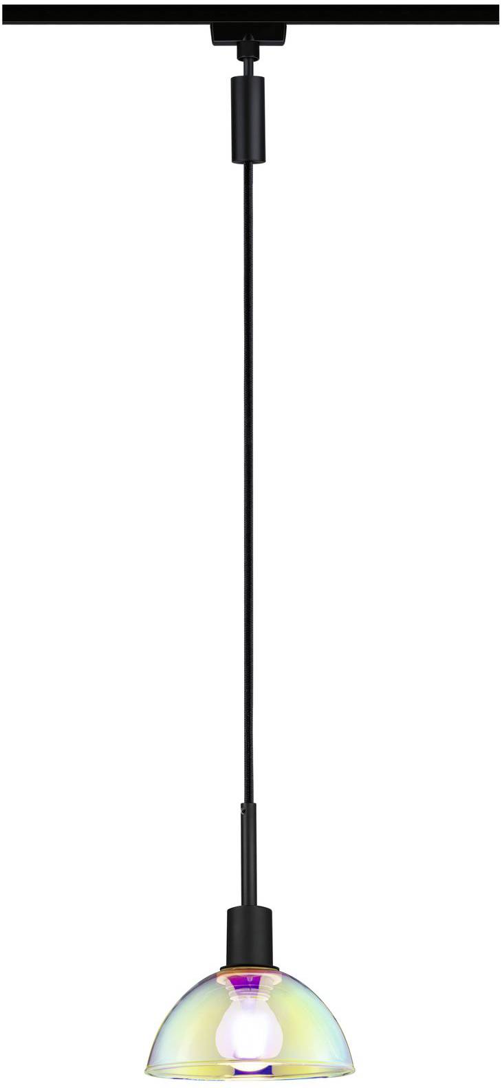 Závesná lampa s dúhovo sa lesknúcou polguľou, pripevnená na čiernom kábli. Vyžaruje jemné, farebné svetlo.