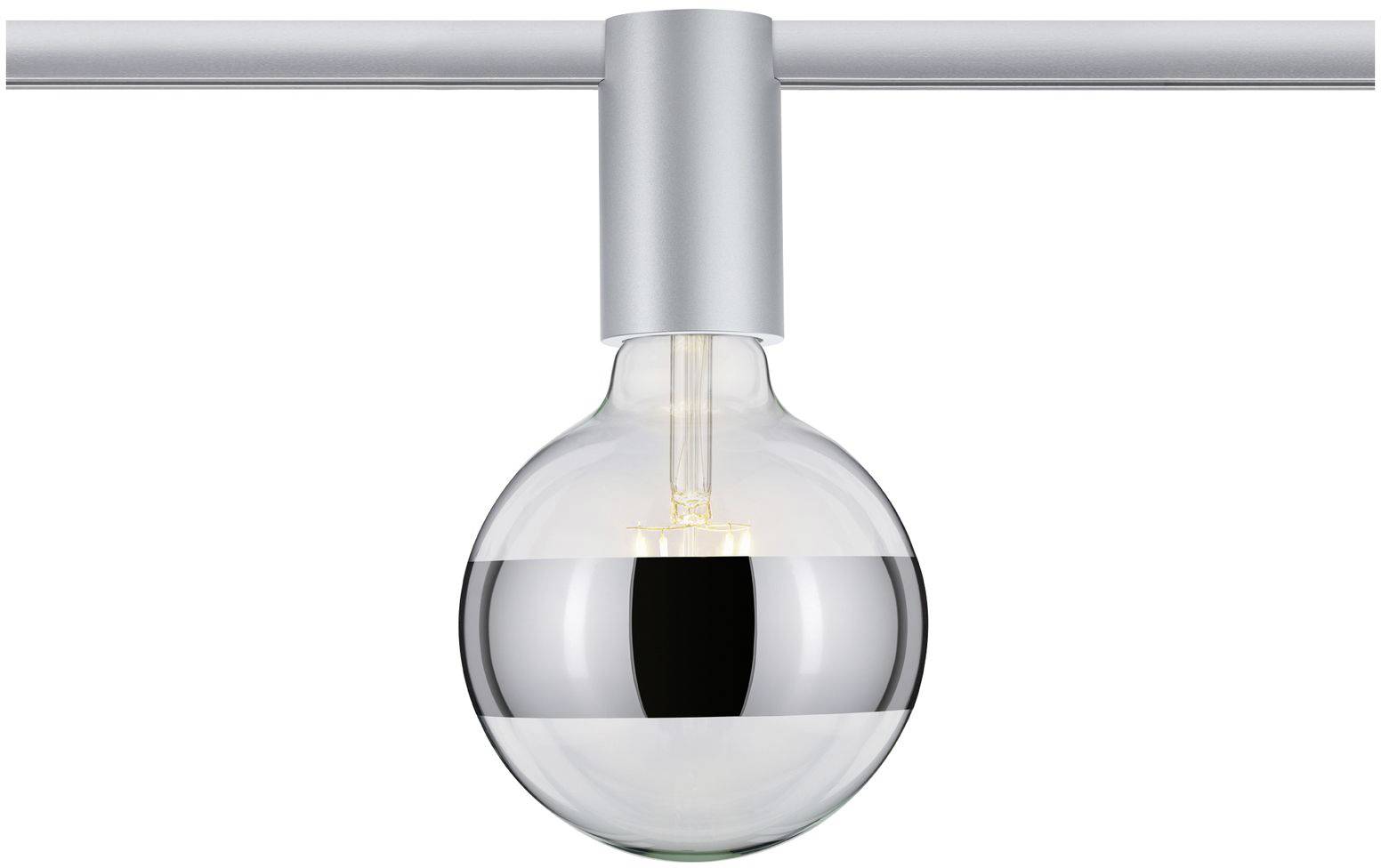 Jasná žiarovka s kovovým pruhovaným dizajnom visí na striebornom držiaku. Žiarovka svieti.