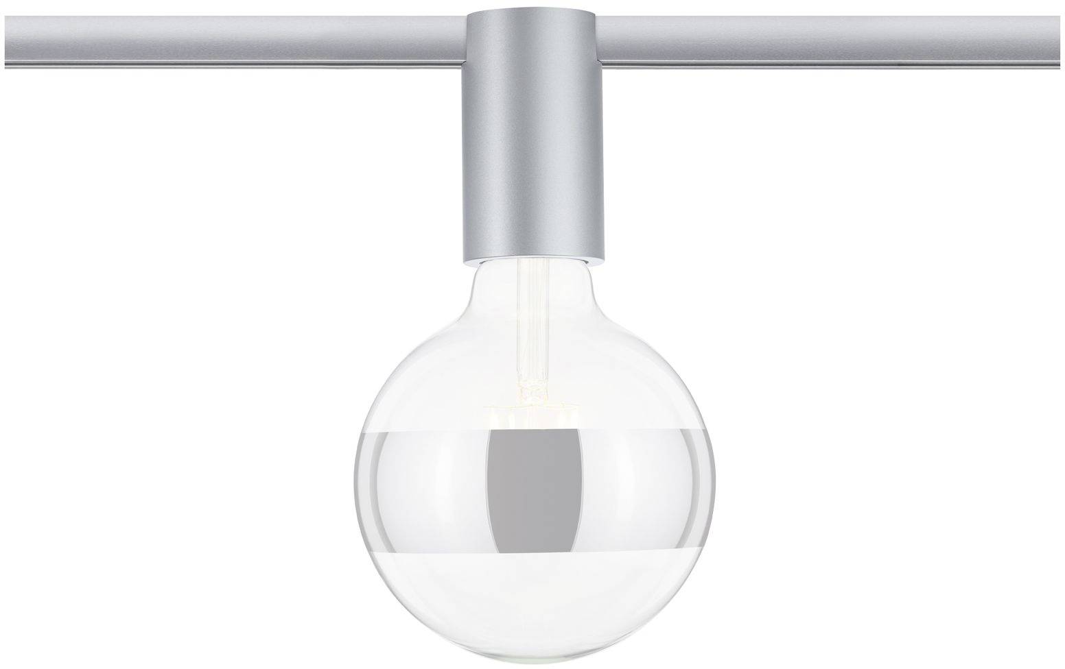 Jedna žiarovka na striebornom systéme koľajnicového osvetlenia. Čistý, guľovitý sklený kryt s viditeľným žeraviacim vláknom.