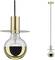 Moderná závesná lampa s veľkým dizajnom žiarovky a zlatými akcentmi. Vhodná pre súčasnú priestorovú atmosféru osvetlenia.