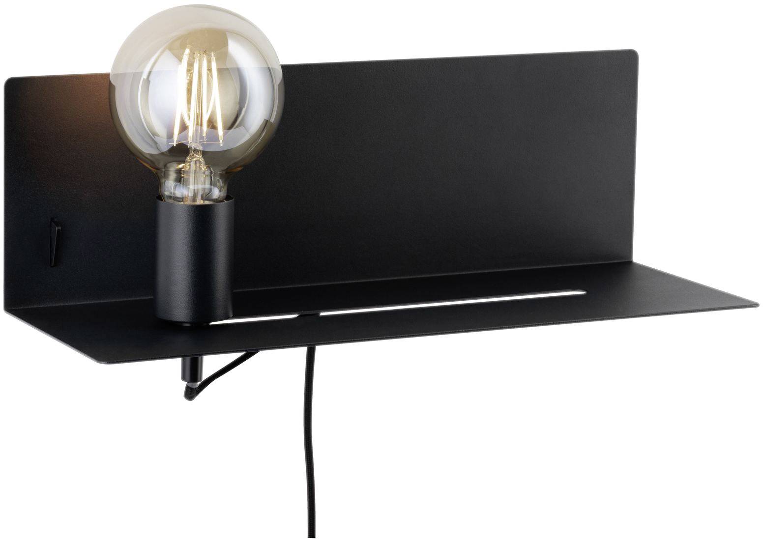 Čierna nástenná lampa so viditeľnou žiarovkou a malou policou pod ňou. Kábel visí smerom nadol.