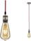 Visutá Edison žiarovka s červeným káblom a zlatou päticou, žiariaca a dekoratívna. Ideálna pre štýlovú priestorovú svetelnú atmosféru.
