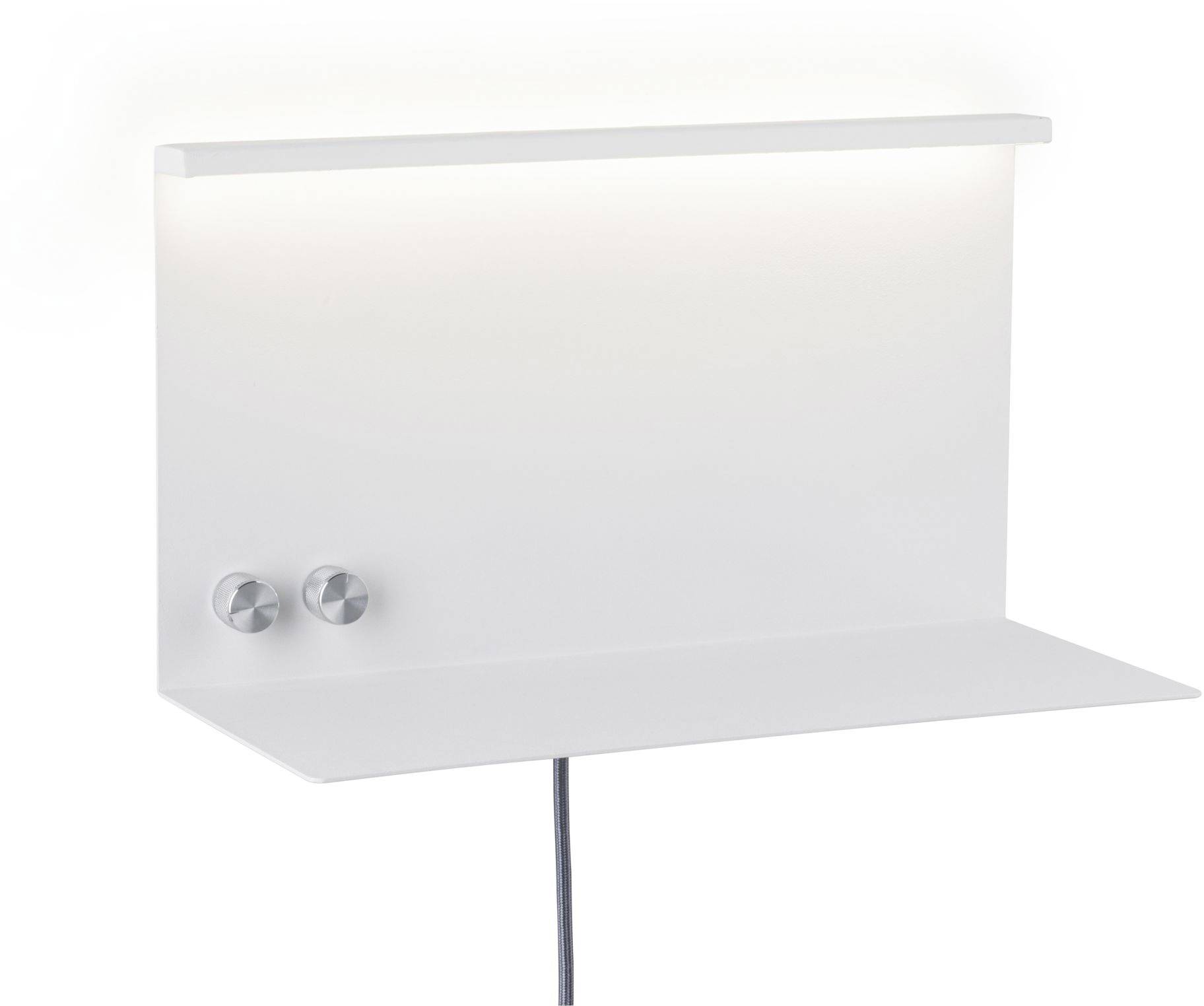 Biela nástenná lampa s integrovanou policou, dvomi otočnými gombíkmi na ovládanie a výrazným káblom vedúcim dole.