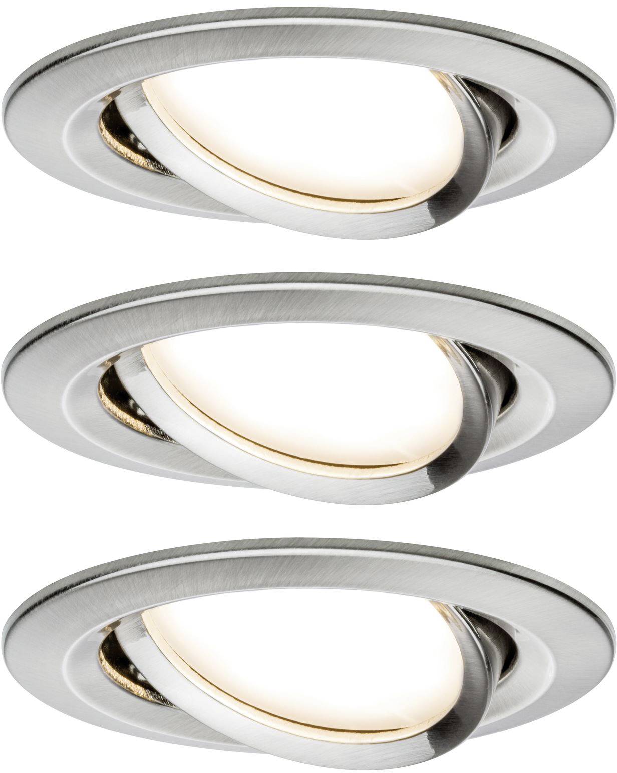 Tri strieborné nastaviteľné vstavané bodové svietidlá namontované v rade. Svietia teplým bielym svetlom a hodia sa na akcentové osvetlenie.