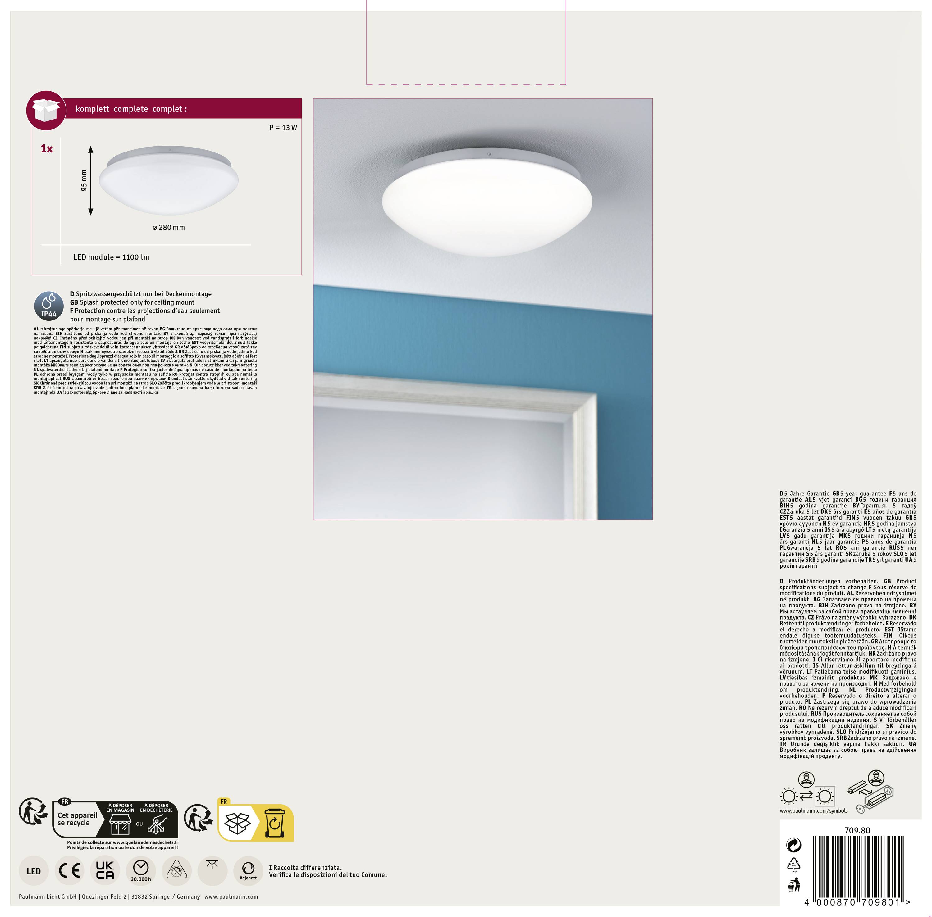 LED stropné svietidlo namontované v bielom ráme, umiestnené v modro maľovanej miestnosti nad dverami.