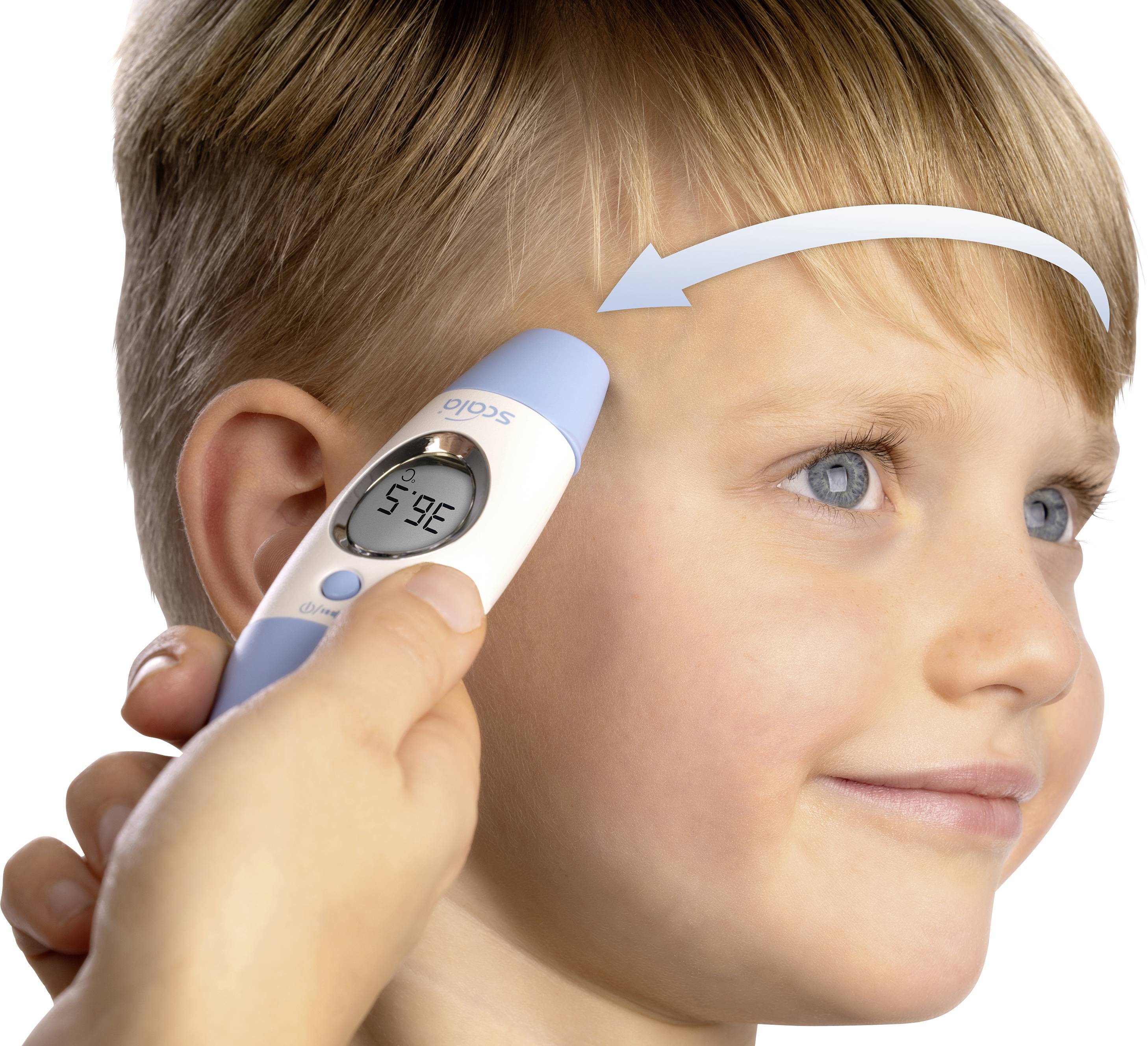 Dieťaťu sa meria horúčka digitálnym čelným teplomerom; displej ukazuje 36,5°C. Šípka určuje smer merania.
