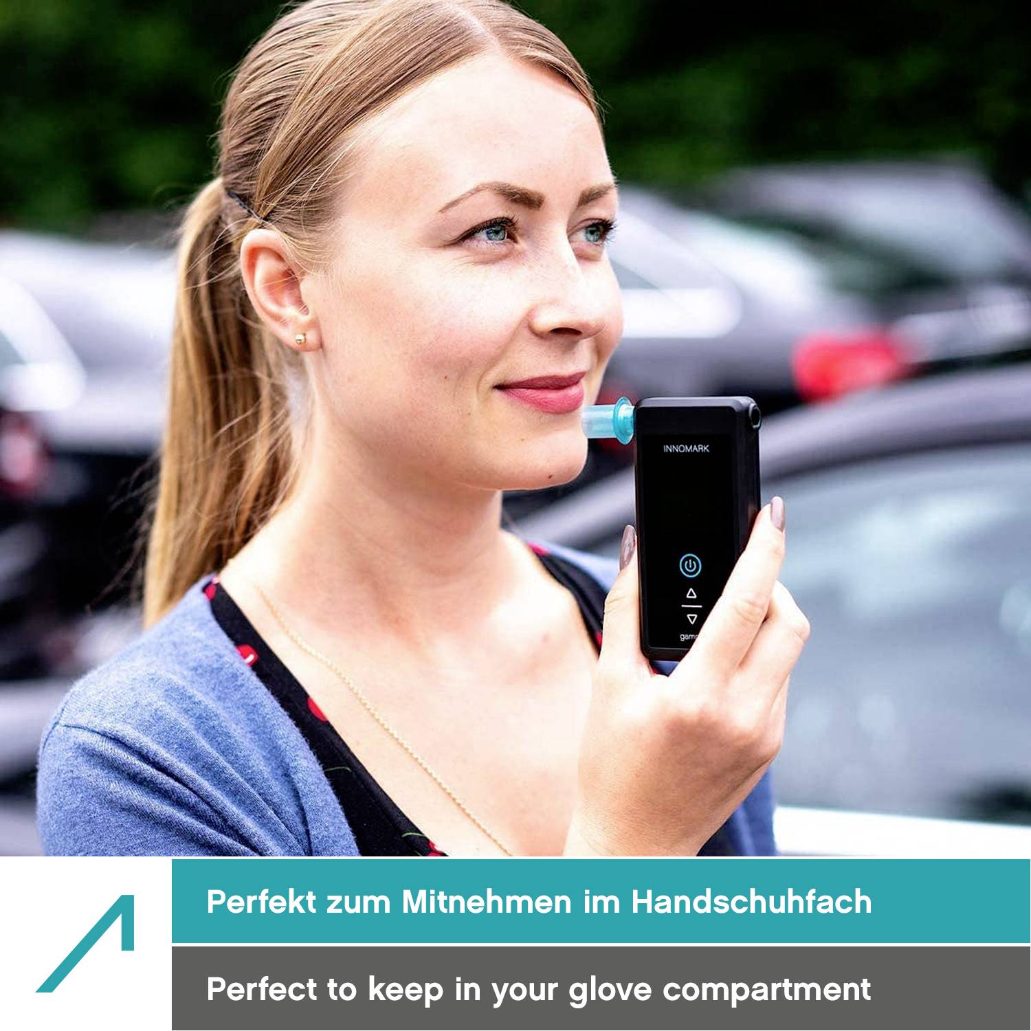 Usmievajúca sa osoba kontroluje obsah alkoholu pomocou prenosného alkoholtesteru. Text na obrázku: 'Perfektné na prenášanie v rukavicovej schránke'.