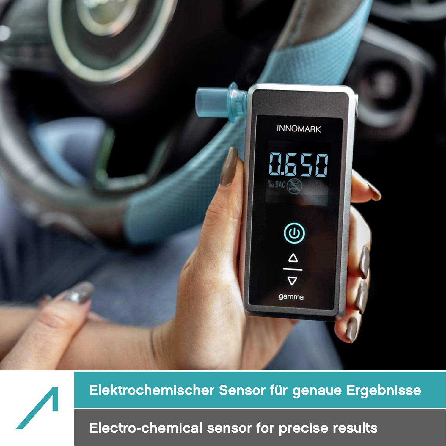 Osoba drží prístroj na meranie alkoholu v dychu s údajom 0,25 % hladiny alkoholu v krvi. Text na prístroji: 'INNOMARK'.