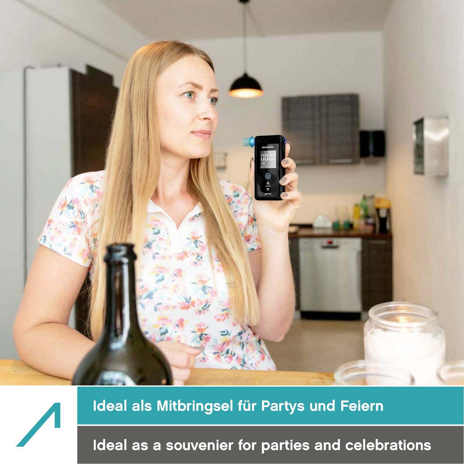 Žena v kuchyni drží alkohol tester. V popredí stoja fľaša a poháre. Text: 'Ideálny ako darček na párty a oslavy'.