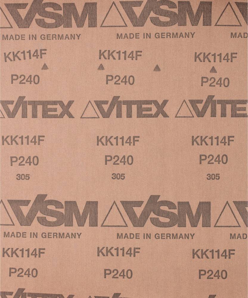 Brúsny papier s potlačou: 'VSM', 'Vitex', 'Vyrobené v Nemecku', 'KK114F', 'P240', 'P305'. Hnedý odtieň, priemyselné použitie.