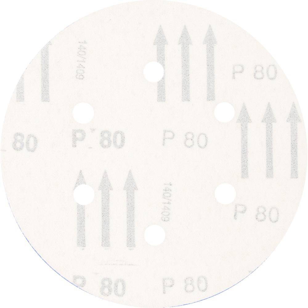 Okrúhly brúsny papier so zrnitosťou P 80, šiestimi otvormi a šípkovým vzorom na určenie smeru brúsenia, umiestnený na bielom pozadí.