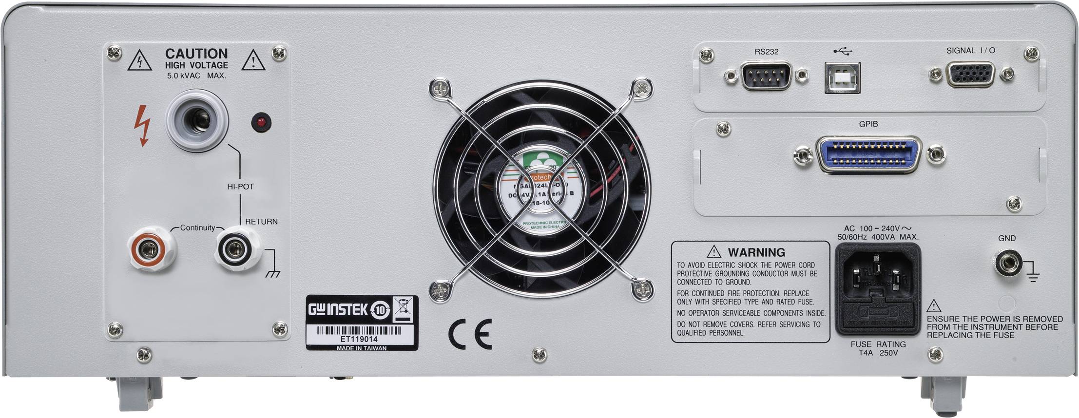 Zadná strana elektronického zariadenia s ventilátorom, konektormi a výstražnými upozorneniami. Označenie CE v pravom dolnom rohu.
