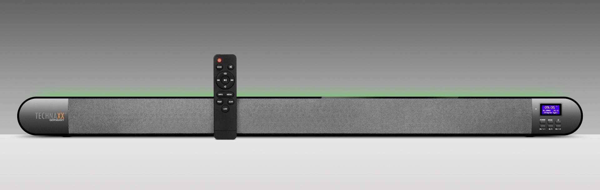 Soundbar s bezdrôtovým diaľkovým ovládačom, sivým krytom a LCD displejom na pravej strane na zobrazenie informácií.